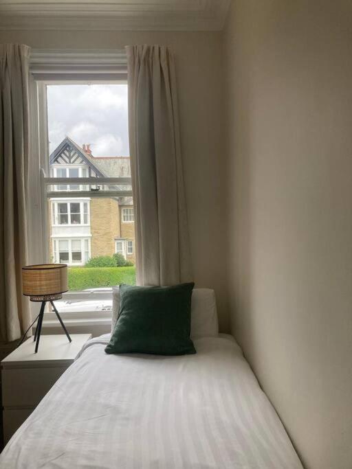 Spacious & Bright 3 Bed Harrogate Apartment Екстер'єр фото